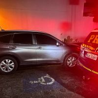 SUV clonado é apreendido com crianças pequenas na BR 101