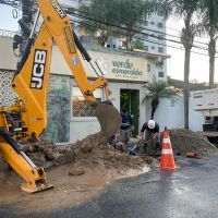 Urgente: Encanamento se rompe e corta abastecimento de água no bairro Fazenda