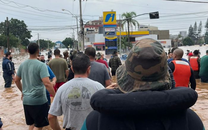 Policiais catarinenses resgataram mais de 700 vidas em meio às chuvas no RS (Foto: Divulgação/PMSC)