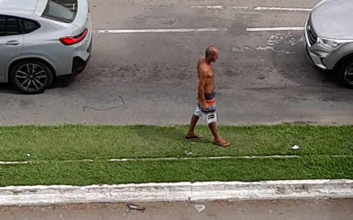 Vizinhos alegam que andarilho fica berrando até durante a madrugada, perturbando o sossego dos moradores
(foto: leitor)