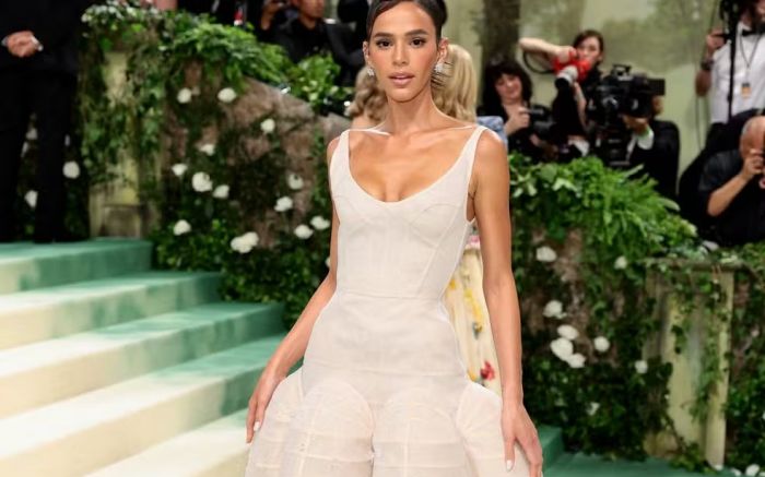 Bruna Marquezine estreou no tapete vermelho com vestido inspirado na infância e joias avaliadas em mais de R$ 5 milhões (Foto: Getty Images)