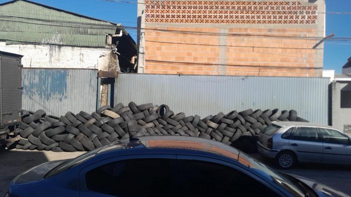 São centenas de pneus ao relento no bairro Cidade Nova
(foto: leitor)