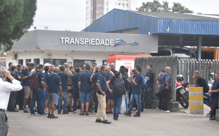 Atraso no pagamento culminou com a paralisação do transporte público por 10 horas nesta quinta-feira (Foto: João Batista)