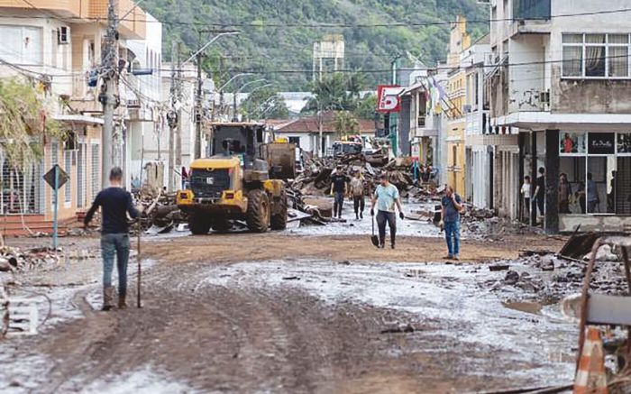 Moradores de Muçum pensam em deixar o município e podem se juntar aos 500 mil refugiados climáticos do país
(Fotos: Mauricio Tonetto e Gustavo Mansur/Palácio Piratini)