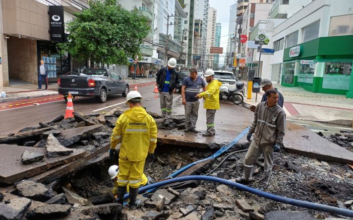 A previsão é que às 20h o conserto seja finalizado e o abastecimento normalizado (Foto: Divulgação PMBC)