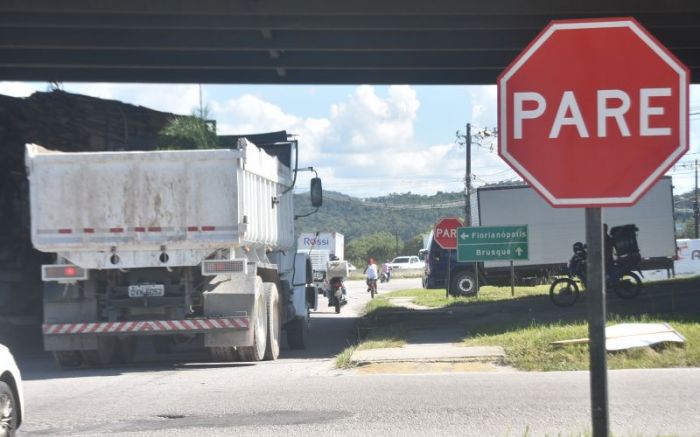 Os dois viadutos de 210 metros devem ajudar a diminuir o trânsito pesado no local 
(foto: divulgação)