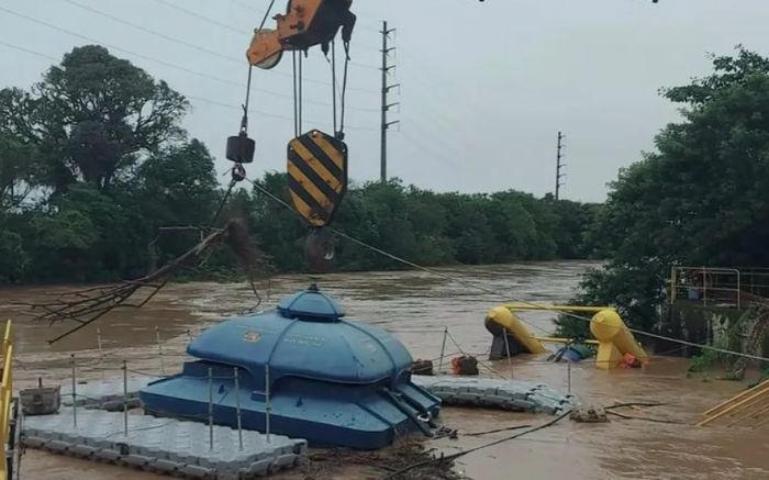 Semasa está tratando a água com dificuldade por causa da forte correnteza (Foto: Divulgação Semasa)