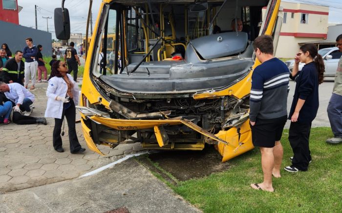 Batida foi em cruzamento de avenidas do bairro Santa Regina
 (Foto: Leitor)