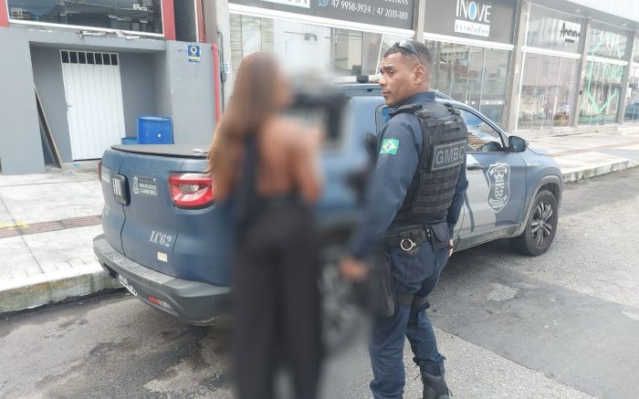 Casal não gostou de ver mulher seminua
 (Foto: Divulgação/GMBC)