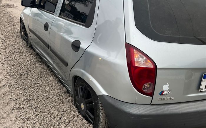 Dono parou carro na creche e encontrou rodas “soterradas”  
  (Foto: Leitor)