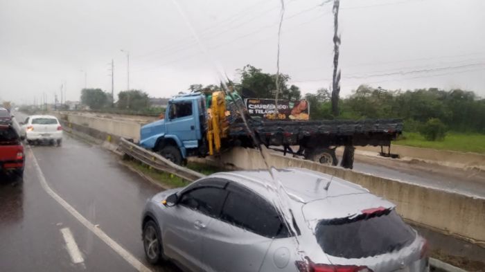 Caminhão subiu na mureta da BR 101 em Balneário Camboriú
(Foto: Leitor)