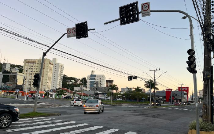 Parte das sinaleiras voltou a funcionar no fim da manhã (Foto: Estagiária Ana Júlia Kamchen sob supervisão da jornalista Fran Marcon)