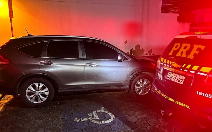 Carro tinha registro de roubo e circulava com placas adulteradas (Credifoto: Divulgação/PRF)