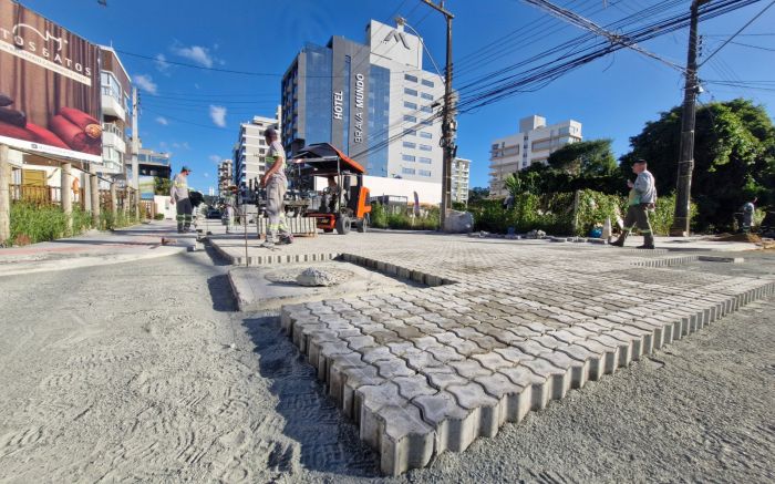 Rua Delfim Mário de Pádua Peixoto continua recebendo pavimentação em paver (Fotos: Marcos Porto) 