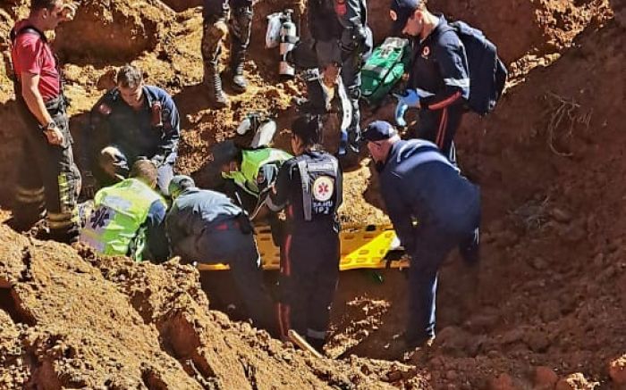 Trabalhador ficou preso pelo pé em madeiras e pedras (Foto: Divulgação CBMSC)