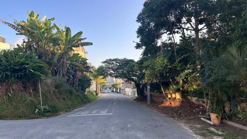 Calçadas são raras como mostram os dois lados da rua Evaristo da Veiga