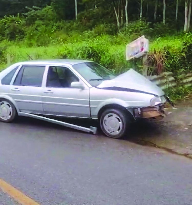 Carro teria cortado a frente de moto e vítima bateu em árvore (foto: Reprodução/Leitor)