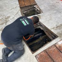 Semasa flagra hotel despejando esgoto da cozinha na rede de água da chuva 