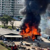 Urgente: Barracão do Brava Beach  pega fogo na Brava 