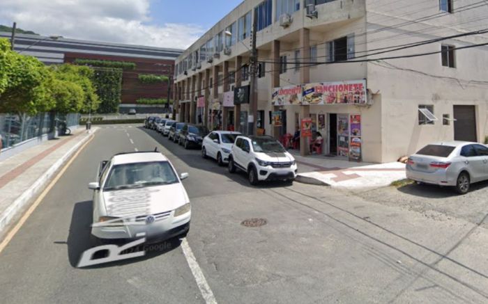 Apartamento fica em rua transversal do shopping (Foto: Reprodução/Google Maps)