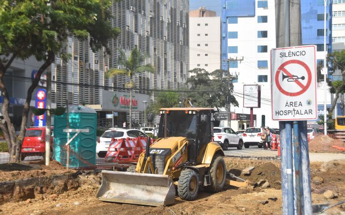 Obras agora estão chegando em frente ao estádio do Marcílio Dias 
 (Foto: João Batista)