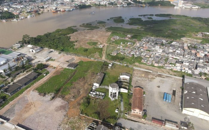 Terrenos ficam às margens do rio Itajaí-açu e tinham ocupações irregulares (Foto: Leitor)