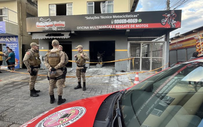 Menino de 14 anos, uma das vítimas da explosão na oficina de motos, seria levado de helicóptero para Florianópolis, mas a operação foi suspensa  

 (Foto: Fran Marcon)