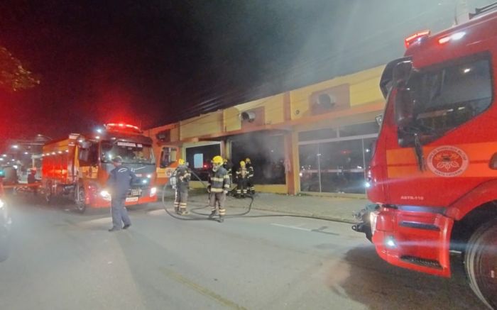 Fumaça intensa tomou a rua Indaial
(Foto: Divulgação/CBMSC)