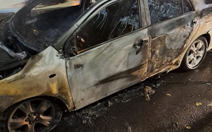 Bombeiros usaram mil litros de água pra apagar as chamas (Foto: CBMSC)