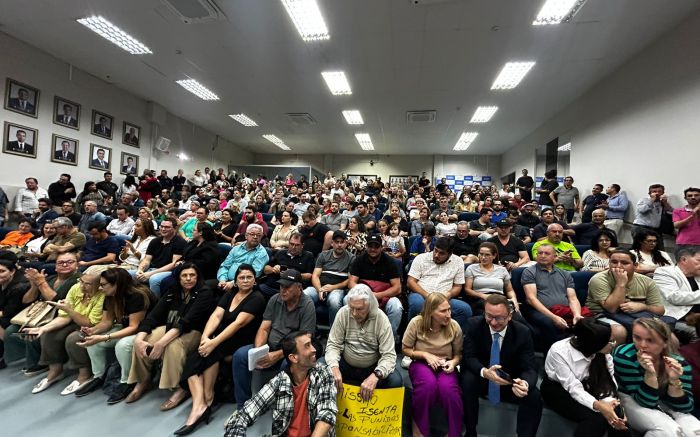 Público lotou plenário da câmara de vereadores e clima esquentou 
(Foto: Divulgação)