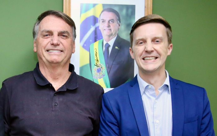 Peeter Lee faz pose ao lado do ex-presidente e líder do PL, Jair Bolsonaro (Foto: divulgação)