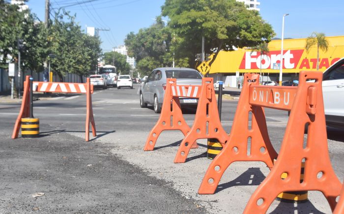 Trânsito no trecho ficará restrito às pistas em frente ao colégio São José   (Foto: João Batista)