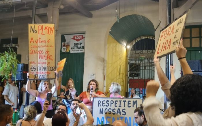 Ato foi na noite de sábado em Itajaí (Foto: Divulgação Movimento Elas)