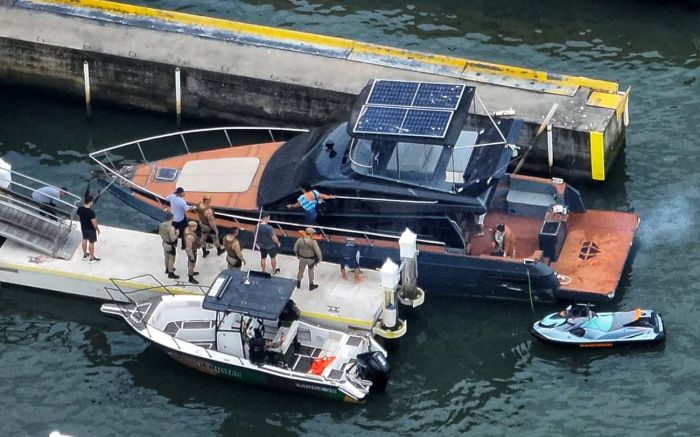 Embarcação, com 40 alto-falantes, abrigava festinhas barulhentas diariamente
(foto: divulgação pmsc)