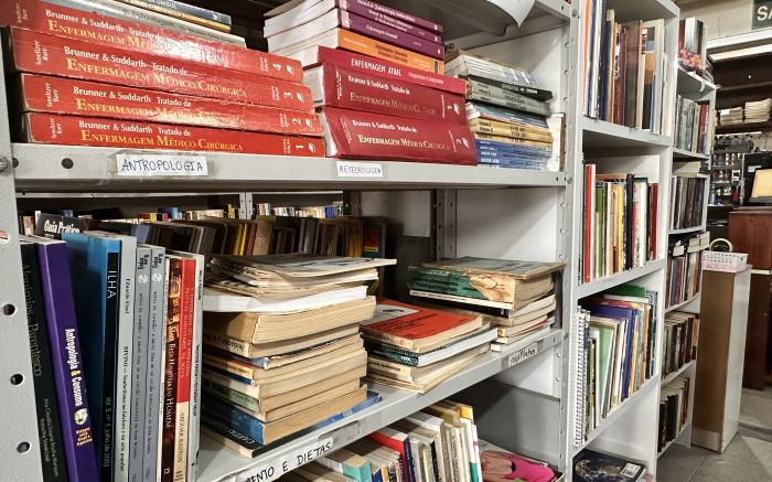 Há clássicos da literatura brasileira e estrangeira, além de livros técnicos (Foto: Laura Testoni)