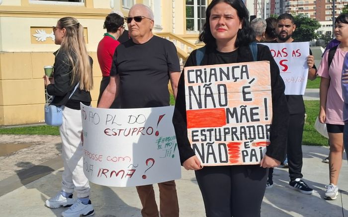 “Criança não é mãe” e “Estuprador não é pai” foram alguns dos gritos de manhã de sábado (Foto: Leitor)