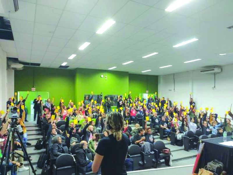 Professores da UFSC encerram greve, que segue só com servidores técnicos