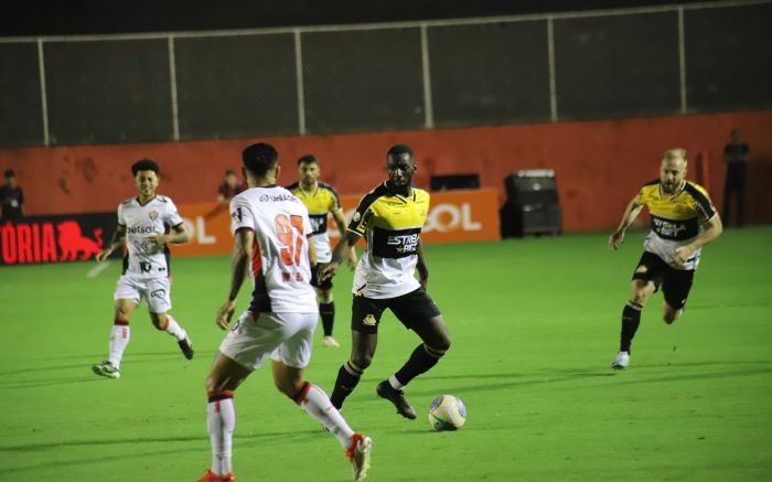 Apesar da derrota, Tigre mantém quatro pontos de distância para o Z4. Foto: Celso da Luz/Criciúma