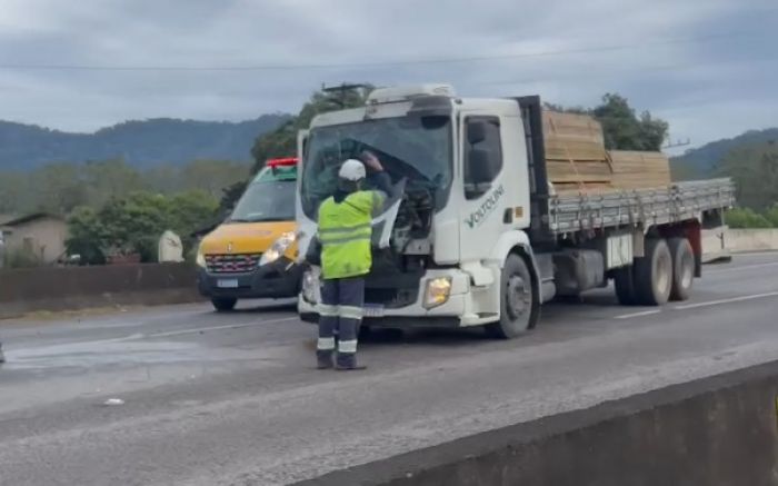 Choque entre carreta e caminhão deixou duas pessoas feridas 

(Foto: Reprodução/Leitor)