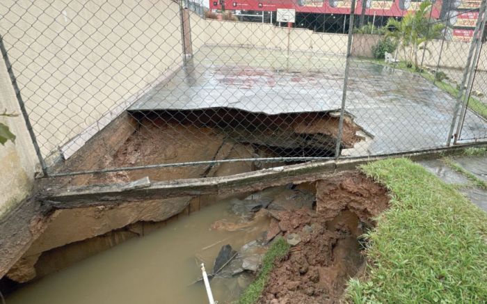 Parte do passeio público da Osvaldo Reis cedeu e caiu com a chuva (Foto: Leitor)