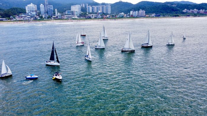 São 30 barcos que saem de Cabeçudas, em Itajaí, com destino à BC. Foto: Divulgação/Marina Itajaí