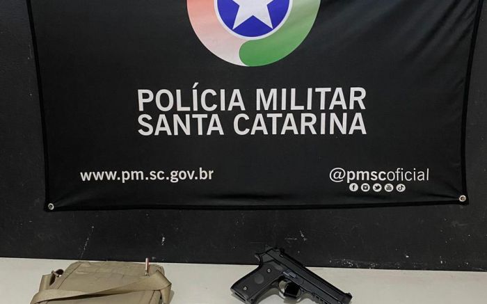 Ele estava dentro de um carro estacionado em frente a um bar (Foto: Divulgação/Polícia Militar)