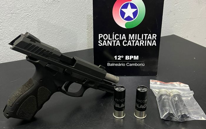 Arma calibre 12 foi apreendida (Foto: Divulgação PMSC)