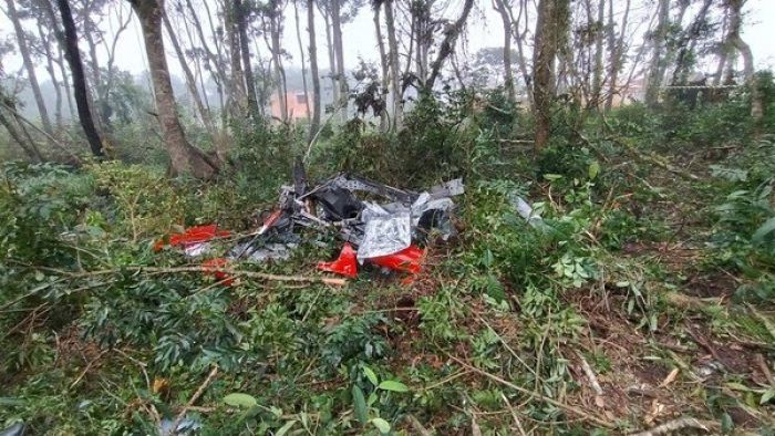 Pequena aeronave pegou fogo após a queda (Foto: Divulgação)