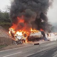 Urgente: Carros pegam fogo em engavetamento na descida da serra   