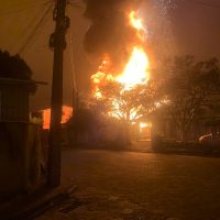 Mulher incendeia casa pra se vingar do marido e deixa 14 desabrigados