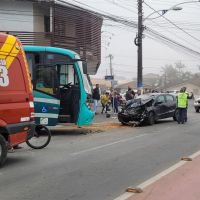 Ônibus escolar e Gol batem na saída de colégio em Penha