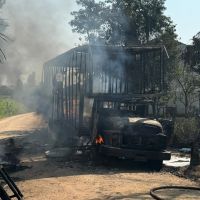 Caminhão com sofás é destruído por incêndio em Gaspar