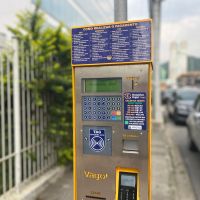 Motorista não conseguiu pagar estacionamento em totem travado