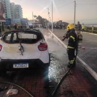 Carro de motorista de aplicativo pega fogo na orla da Brava  